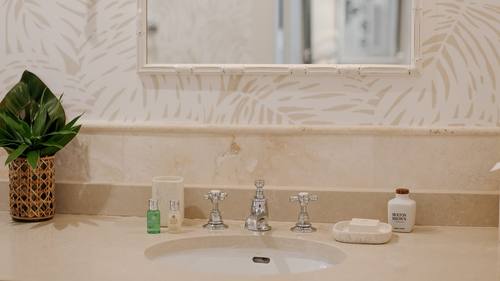 High Tide bathroom 7