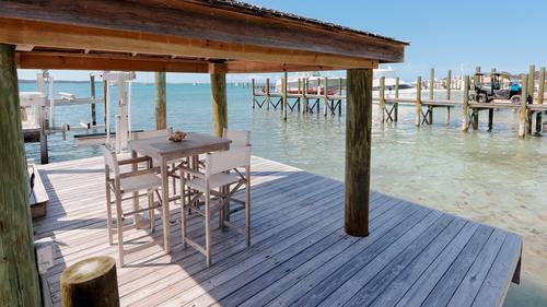 Dockside bar and lounge