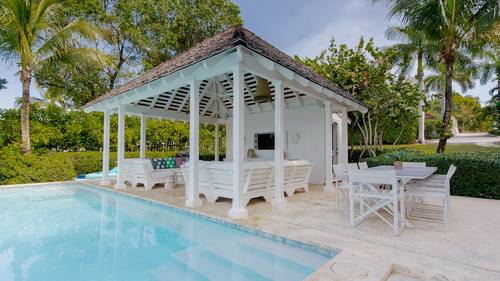 Zero-edge pool and pergola seating